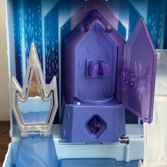 Disney FROZEN 2 Portable Pop Up Ahtohallan Playset 2 ELSA toy figures & horse - Picture 4 of 10